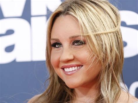 Amanda Bynes placed on psych hold after roaming streets naked。